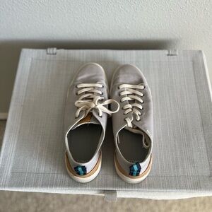 Gray Casual Sneakers with Blue Accent